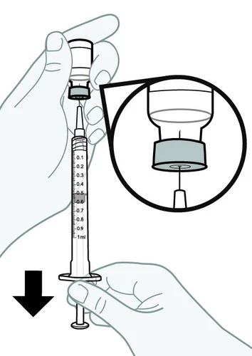 Una mano tiene un flaconcino mentre l'altra spinge una siringa graduata verso il basso per aspirare il liquido dal contenitore