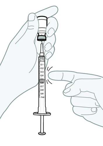 Una mano tiene un flacone di vetro mentre l'altra punta con l'indice il livello di liquido di 0,5 ml all'interno di una siringa graduata