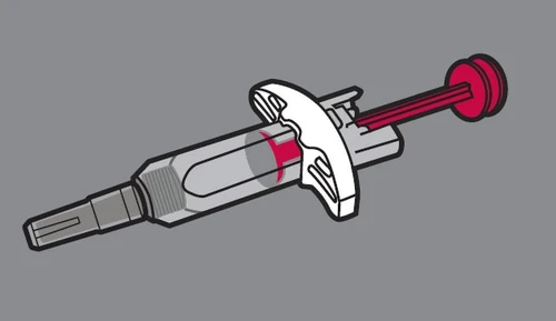 Illustrazione stilizzata di un dispositivo medico per iniezione con corpo grigio, impugnatura bianca e pistone rosso su sfondo grigio neutro