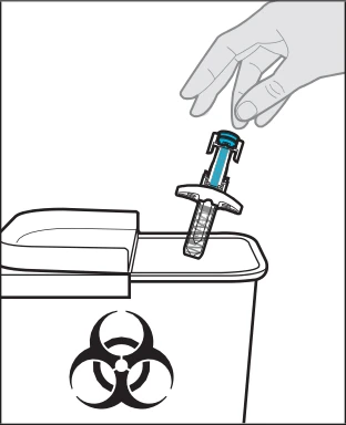 Una mano tiene una siringa per inserirla in un contenitore di smaltimento con simbolo di rischio biologico per rifiuti sanitari