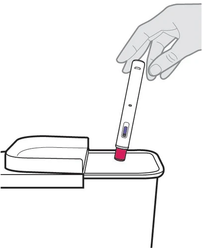 Una mano tiene un dispositivo medico bianco a forma di penna con punta rossa appoggiandolo su una superficie piatta bianca