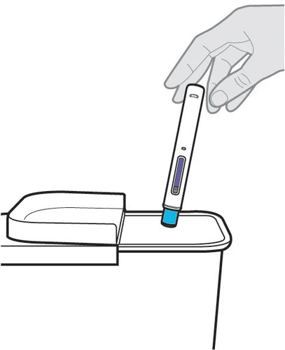 Una mano tiene una penna iniettore bianca con finestra blu appoggiandola sulla superficie piatta di un dispositivo medico bianco