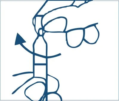 Disegno lineare blu che mostra due mani che ruotano una fiala di farmaco con una freccia curva che indica il movimento rotatorio
