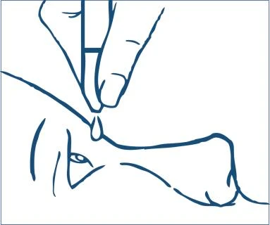 Disegno lineare blu che mostra una mano che tiene una penna iniettiva per applicare una goccia di medicinale sulla pelle del corpo