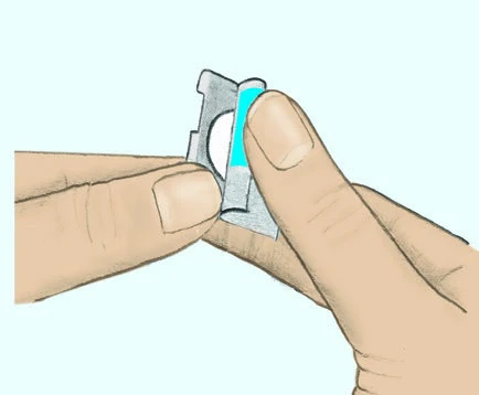 Due mani tengono e aprono un piccolo contenitore cilindrico di colore azzurro e grigio su sfondo chiaro