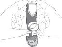 Disegno tecnico che mostra l'inserimento di un dispositivo medico all'interno di un'apertura o cavità corporea con componenti meccaniche dettagliate