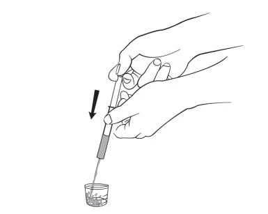 Due mani tengono una siringa con una freccia nera che indica il movimento verso il basso per prelevare il liquido da un piccolo contenitore