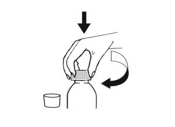 Disegno tecnico che mostra una mano che preme verso il basso e ruota un tappo su un flacone medico con frecce direzionali nere