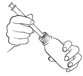 Una mano impugna una siringa per aspirare il liquido da un flaconcino tenuto fermamente dall'altra mano