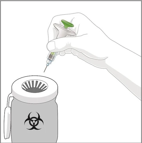 Una mano impugna una siringa con ago per gettarla in un contenitore di smaltimento per rifiuti biologici con simbolo di rischio biologico