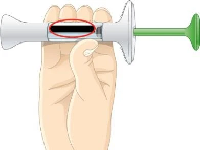 Una mano tiene un dispositivo medico con un indicatore rosso che evidenzia il livello del liquido all'interno del contenitore trasparente