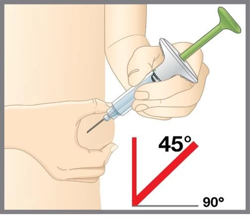 Una mano impugna una siringa per iniettare un farmaco nel corpo con un angolo di 45 gradi rispetto alla pelle come indicato dai simboli grafici