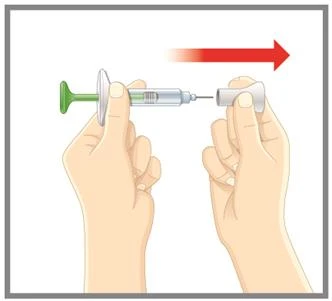 Due mani tengono una siringa con un pistone bianco che viene estratto verso destra indicato da una freccia rossa per aspirare il liquido
