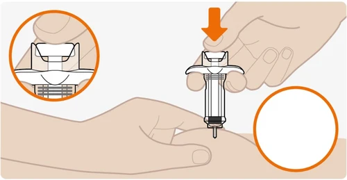 Illustrazione medica che mostra una mano che preme verso il basso un dispositivo di iniezione sulla pelle con un dettaglio ingrandito della punta