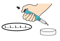 Una mano impugna una siringa azzurra e trasparente sopra un contenitore circolare con una sequenza numerica da uno a cinque in un ovale