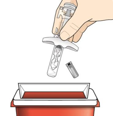 Una mano tiene una penna iniettore trasparente sopra un contenitore rosso per lo smaltimento di aghi e dispositivi medici usati