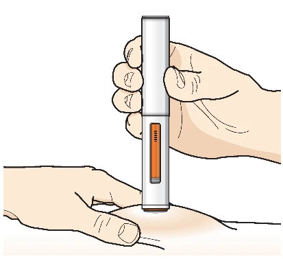 Una mano impugna una penna iniettiva verticale mentre l'altra mano tesa sostiene la pelle dell'addome per la somministrazione del farmaco