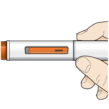 Una mano tiene orizzontalmente una penna iniettiva bianca con un serbatoio trasparente che mostra un liquido di colore arancione