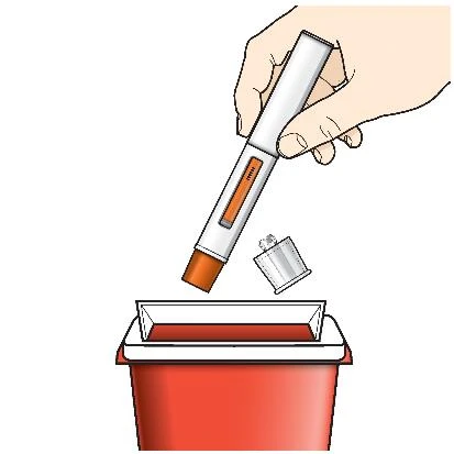 Una mano tiene una penna iniettiva bianca con dettagli arancioni sopra un contenitore per rifiuti biologici rosso aperto