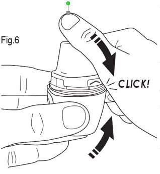 Dibujo técnico que muestra dos manos presionando un dispositivo médico para producir un clic, con flechas negras que indican el movimiento hacia abajo