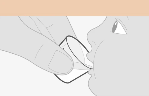 Illustrazione stilizzata di una mano che tiene un piccolo bicchiere di plastica vicino alle labbra di un bambino per somministrare un liquido