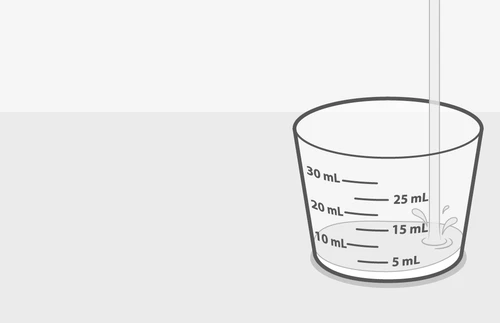 Un bicchiere graduato con tacche da 5, 10, 15, 20, 25 e 30 ml mentre un liquido viene versato all'interno creando piccoli schizzi sul fondo