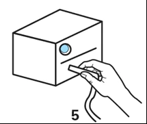 Una mano inserisce un dispositivo a forma di penna in una fessura di un contenitore bianco con un piccolo oblò circolare azzurro