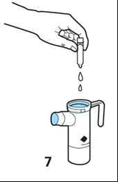 Una mano tiene una fiala e versa una goccia di liquido all'interno di un dispositivo medico cilindrico con maniglia e beccuccio