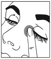 Disegno in bianco e nero di un volto con occhi chiusi e un dito che preme delicatamente sulla zona tra l'occhio e il naso