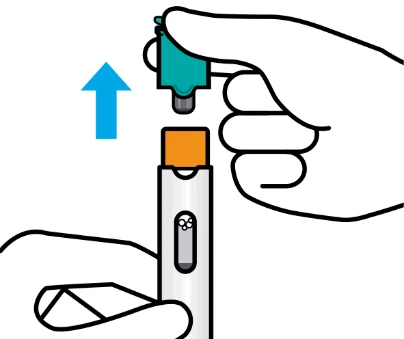 Una mano levanta la tapa protectora verde de un dispositivo médico cilíndrico blanco con una flecha azul dirigida hacia el