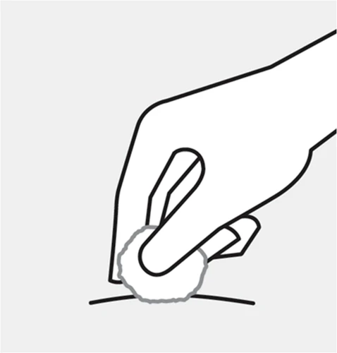 Dibujo lineal de una mano que presiona un disco de algodón o gasa sobre una superficie cutánea plana
