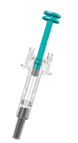 Jeringa médica transparente con émbolo y mango de color verde agua y cuerpo cilíndrico con punta metálica sobre fondo blanco