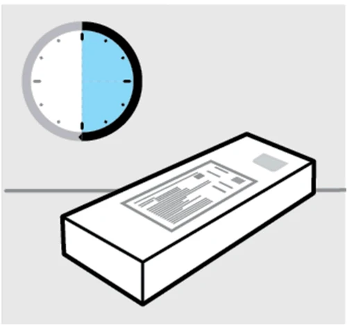 Reloj circular con mitad de disco azul junto a una caja rectangular blanca con inscripciones y un cuadradito gris sobre fondo claro