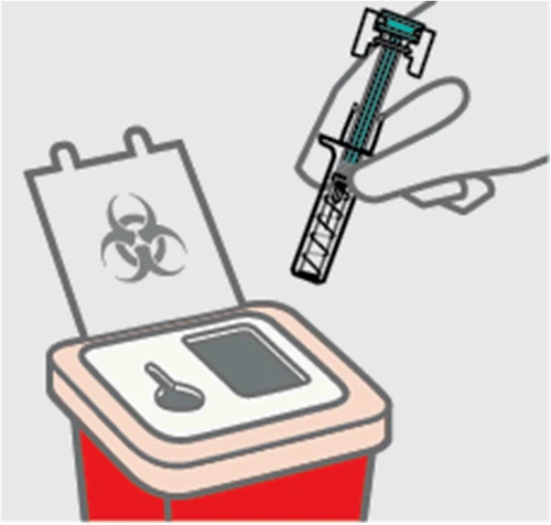 Una mano sostiene un dispositivo médico tipo tira mientras lo introduce en un contenedor de residuos biológicos con símbolo de riesgo biológico