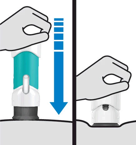 Diagrama que muestra una mano que presiona verticalmente un dispositivo médico azul y blanco sobre la piel siguiendo una flecha azul hacia abajo