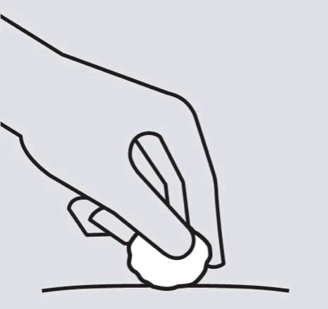 Dibujo lineal de una mano que presiona un algodón o gasa contra una superficie curva de piel