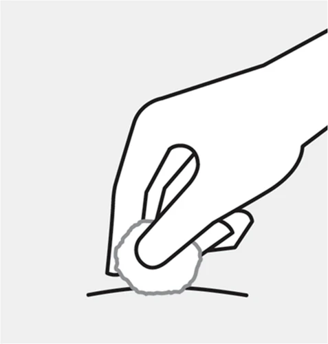 Dibujo lineal de una mano que presiona un disco de algodón o gasa sobre una superficie cutánea para tratar una herida
