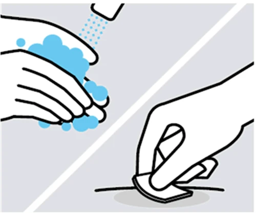 Dos manos se lavan con agua y espuma azul junto a una mano que limpia una superficie con un hisopo blanco