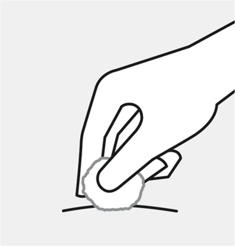 Dibujo lineal de una mano que presiona un algodón sobre una superficie cutánea curva