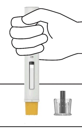 Una mano sostiene verticalmente un dispositivo médico blanco con un indicador transparente y una tapa amarilla junto a un componente transparente