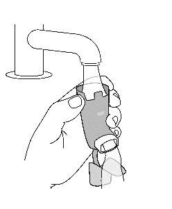 Una mano impugna un dispositivo medico cilindrico con una parte superiore curva e una base con un piccolo pulsante rettangolare