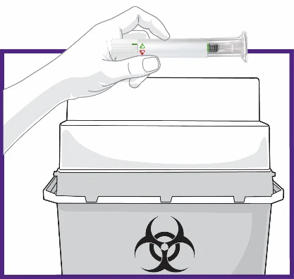 Una mano tiene una siringa orizzontale sopra un contenitore per rifiuti biologici con il simbolo del rischio biologico nero
