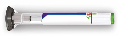 Penna autoiniettiva medica orizzontale con corpo bianco, dettagli blu e verdi e un cappuccio scuro all'estremità sinistra
