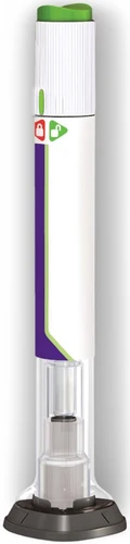 Penna iniettrice medica bianca con dettagli viola e verdi, con parte inferiore trasparente che mostra il liquido interno e base scura piatta