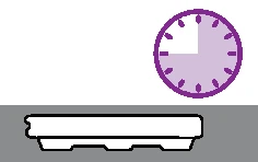 Orologio viola con lancette che indicano le tre e una piattaforma rettangolare bianca su sfondo grigio e bianco