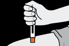 Una mano tiene una penna iniettore in posizione verticale sopra la coscia di una persona per somministrare il farmaco tramite la punta arancione
