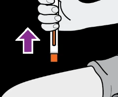 Una mano impugna una penna iniettiva sopra una coscia con una freccia viola rivolta verso l'alto che indica il movimento di estrazione