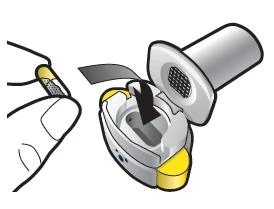 Una mano rimuove una linguetta nera da un dispositivo medico bianco e giallo per preparare l'iniezione