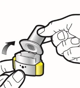 Una mano solleva il coperchio grigio di un dispositivo medico giallo e bianco indicato da una freccia curva nera