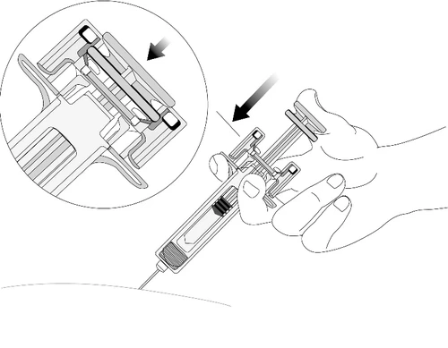 Disegno tecnico che mostra una mano che preme il pistone di una siringa per iniettare il farmaco nella pelle con un dettaglio ingrandito del meccanismo